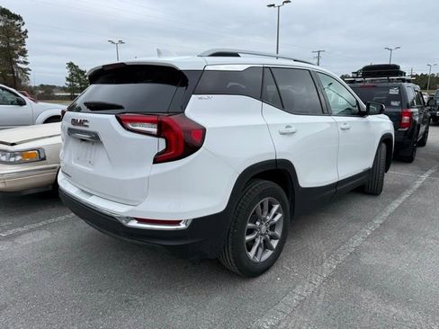 Used 2024 GMC Terrain SLT image 3