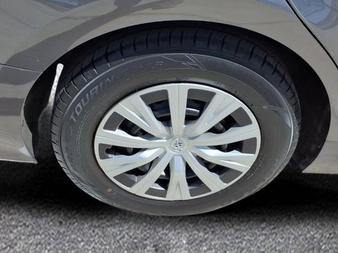 Used 2022 Toyota Camry LE image 9