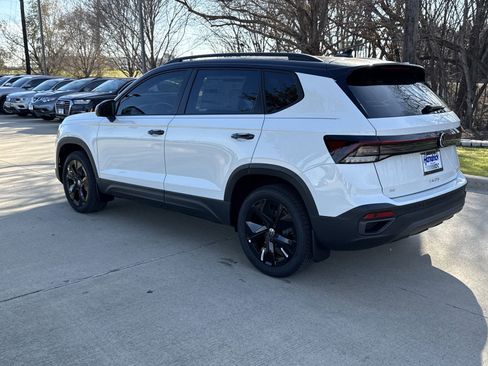 Used 2025 Volkswagen Taos SE image 3