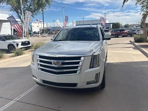 Used 2019 Cadillac Escalade Luxury AWD/4WD image 2