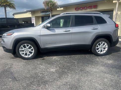 Used 2018 Jeep Cherokee Latitude Plus FWD image 4