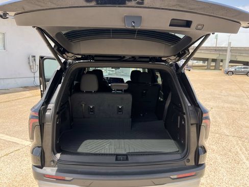 Used 2025 Chevrolet Traverse LT AWD/4WD image 17
