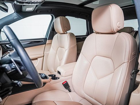 Certified 2024 Porsche Macan AWD/4WD image 5