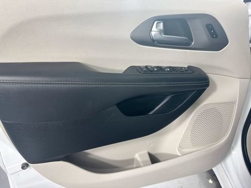 Used 2023 Chrysler Pacifica Touring-L FWD image 19