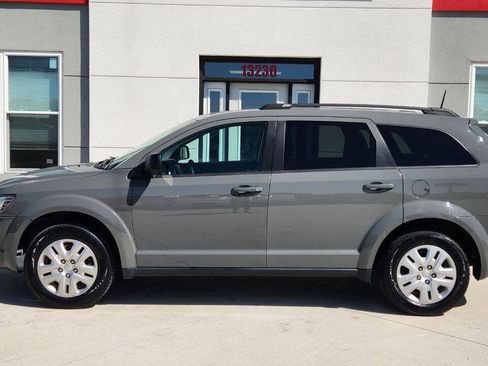 Used 2019 Dodge Journey SE FWD image 3
