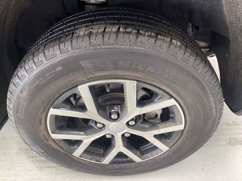 Used 2023 Jeep Grand Cherokee Limited image 7