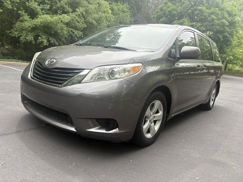 Used 2014 Toyota Sienna LE FWD image 43