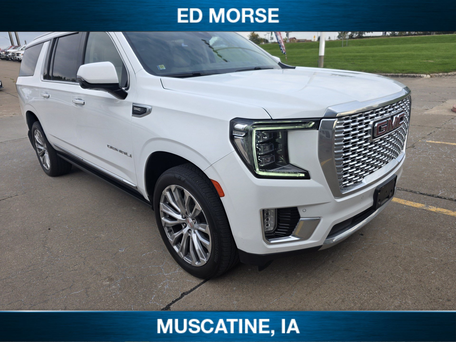 Used 2023 GMC Yukon XL Denali AWD/4WD image 3