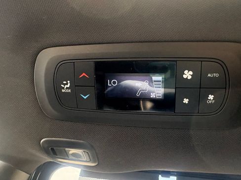 Used 2025 Chrysler Pacifica Limited FWD image 28