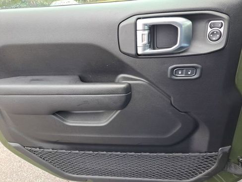 Used 2023 Jeep Gladiator Rubicon w/ Cold Weather Group image 17