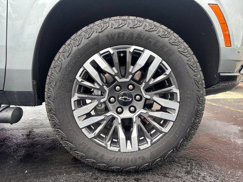 Used 2026 Chevrolet Suburban Z71 w/ Comfort Package AWD/4WD image 9