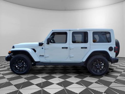 Used 2025 Jeep Wrangler Sahara image 9
