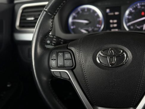 Used 2019 Toyota Highlander XLE AWD/4WD image 23