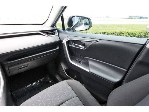 Used 2022 Toyota RAV4 XLE w/ Convenience Package FWD image 11