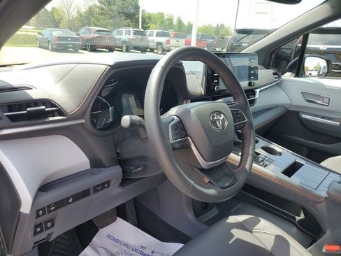 Used 2024 Toyota Sienna XSE FWD image 8