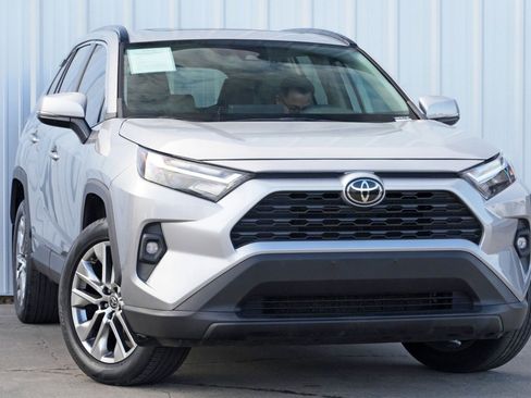 Used 2022 Toyota RAV4 XLE Premium image 2
