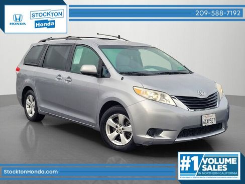 Used 2012 Toyota Sienna LE image 1