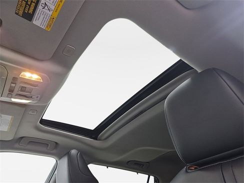 Certified 2024 Toyota Highlander XLE image 30