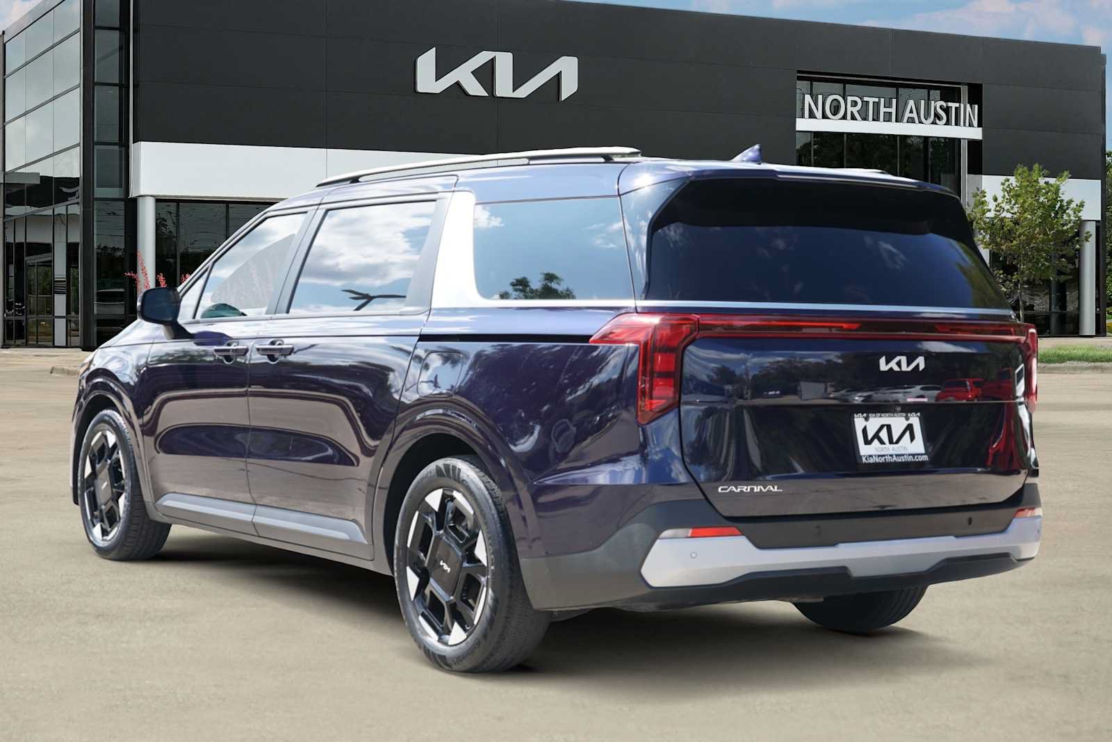 Certified 2025 Kia Carnival EX FWD image 4