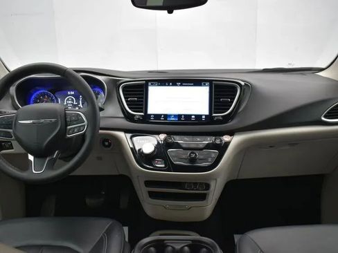 Used 2024 Chrysler Pacifica Touring-L image 14