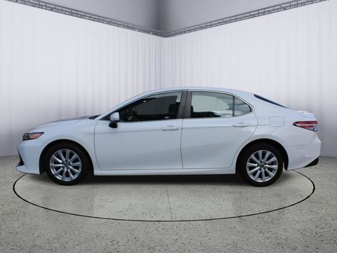 Used 2018 Toyota Camry LE image 4