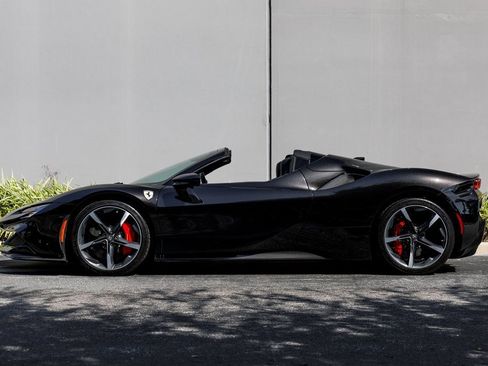 Used 2022 Ferrari SF90 Spider image 2