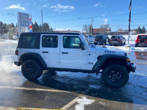 Used 2025 Jeep Wrangler Willys image 5