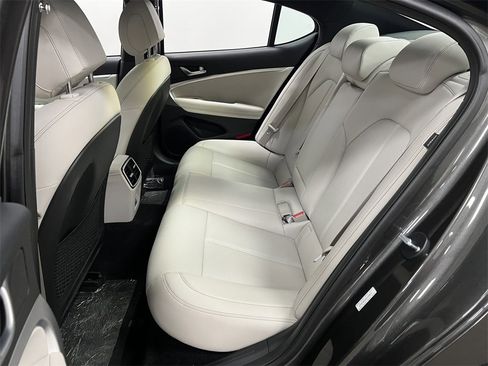 Used 2025 Genesis G70 2.5T image 12