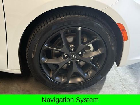 Used 2025 Chrysler Pacifica Limited image 2