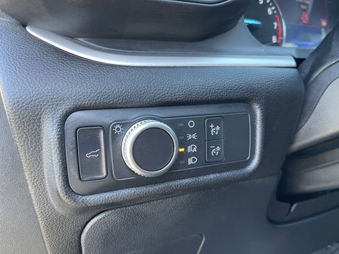 Used 2022 Ford Explorer XLT image 18