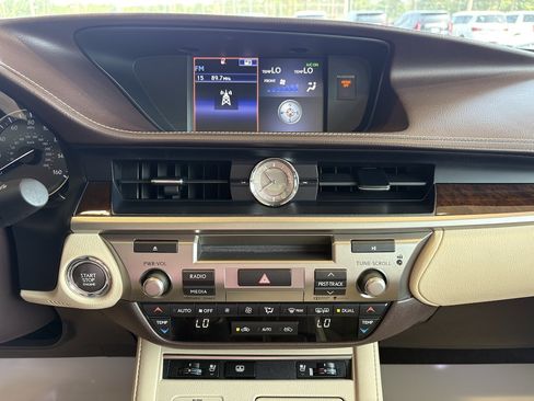 Used 2016 Lexus ES 350 w/ Luxury Package w/Wood Trim FWD image 16
