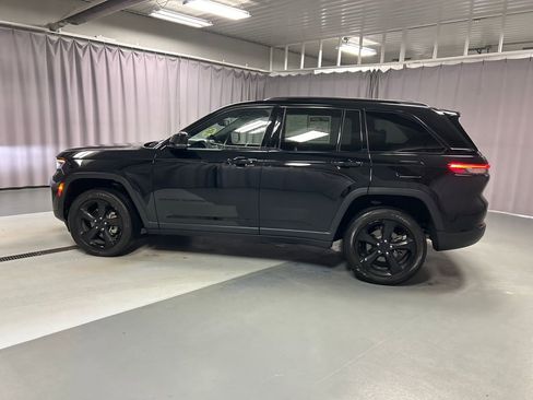 Used 2023 Jeep Grand Cherokee Altitude image 4