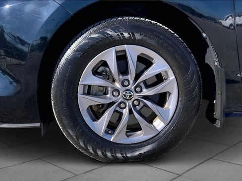 Used 2021 Toyota Sienna XLE image 10