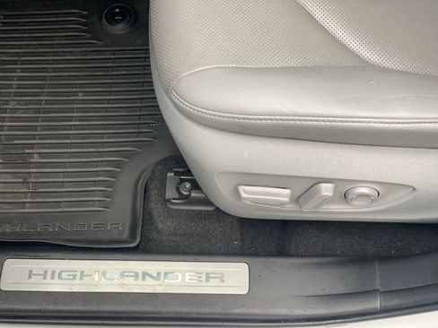 Used 2024 Toyota Highlander Limited image 29