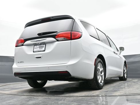 Used 2018 Chrysler Pacifica Touring Plus w/ Tire & Wheel Group image 41