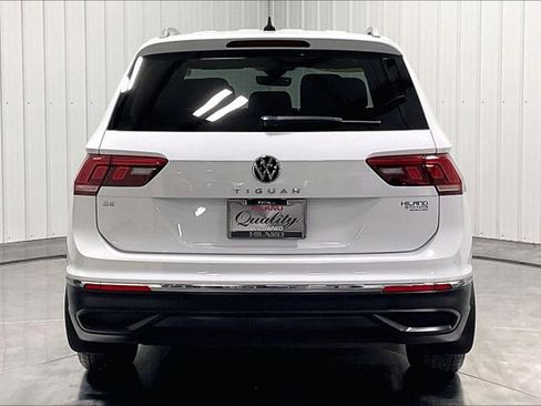 Used 2024 Volkswagen Tiguan SE w/ Panoramic Sunroof Package FWD image 4