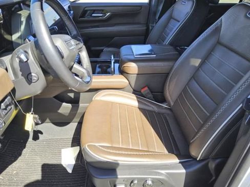 Used 2025 GMC Yukon XL Denali Ultimate AWD/4WD image 3
