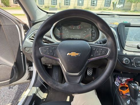 Used 2017 Chevrolet Malibu LT FWD image 13