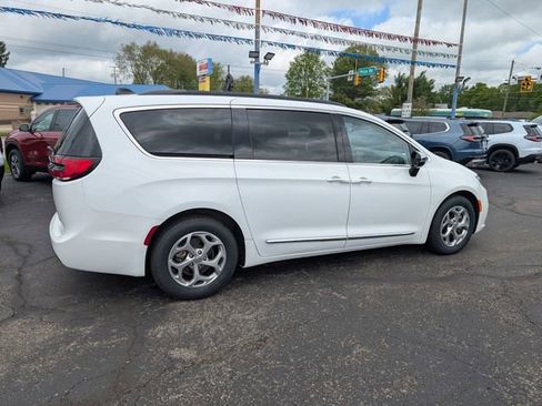 Used 2023 Chrysler Pacifica Limited FWD image 8
