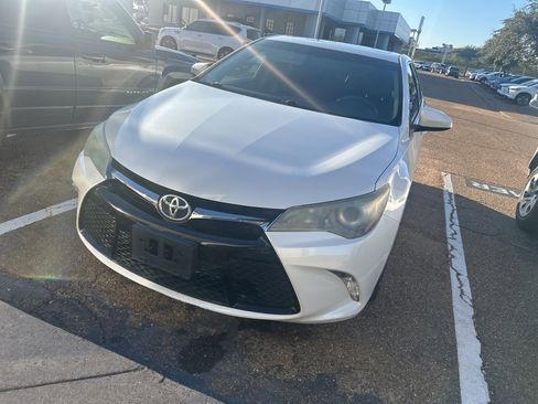 Used 2016 Toyota Camry LE image 11