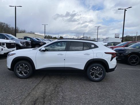 New 2026 Chevrolet Trax LT w/ Driver Confidence Package FWD image 2
