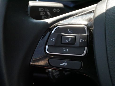 Used 2014 Volkswagen Touareg Sport image 25