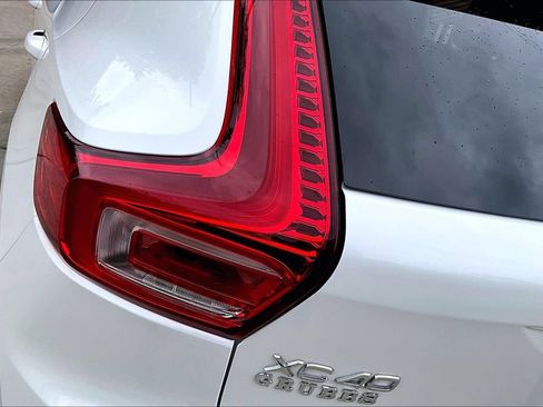 Certified 2024 Volvo XC40 B5 Plus AWD/4WD image 42