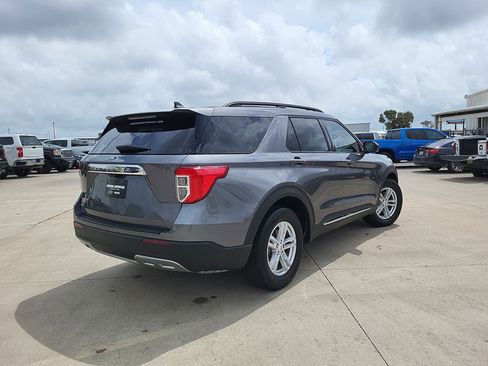 Used 2024 Ford Explorer XLT w/ Equipment Group 202A RWD image 5