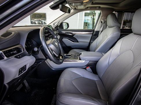Used 2023 Toyota Highlander Limited image 25