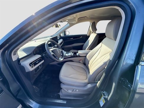Used 2023 Lincoln Nautilus AWD image 17
