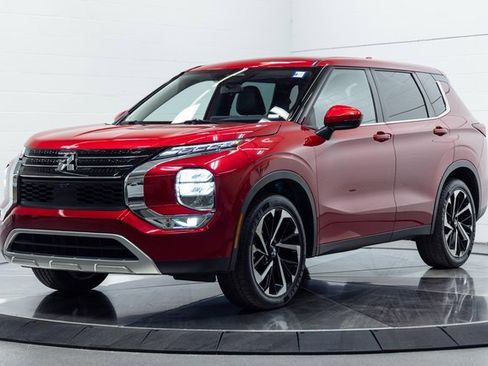 Used 2023 Mitsubishi Outlander SE image 6