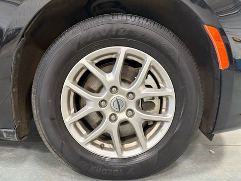 Used 2024 Chrysler Pacifica Touring-L FWD image 9