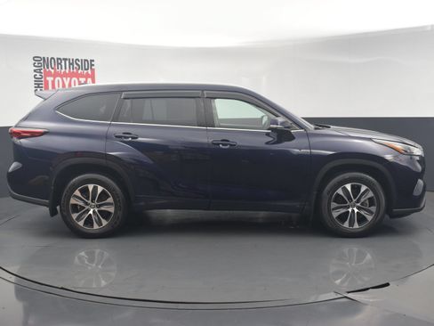 Used 2022 Toyota Highlander XLE AWD/4WD image 5