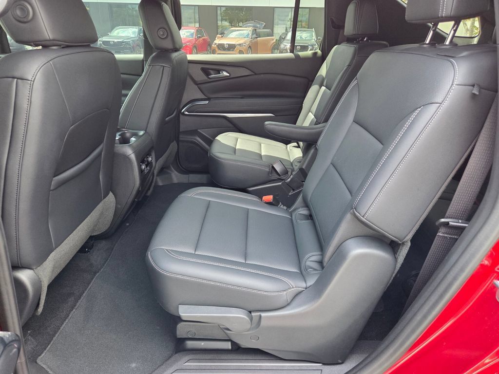 Used 2024 Chevrolet Traverse LT w/ Trailering Package AWD/4WD image 6